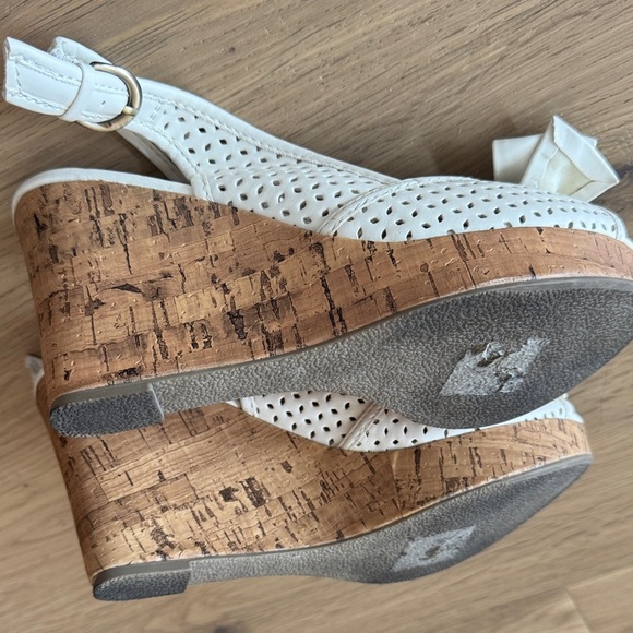 Apt 9 White Peep-Toe Slingback Heels | Size 7 Regular Width - Picture 4 of 5